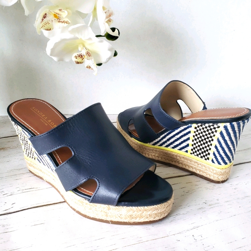 SONDRA ROBERTS  Wedge Sandal Size 7.5